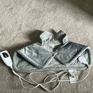 Neck and Shoulder Gray Electric Heating Pad with different levels and a timer